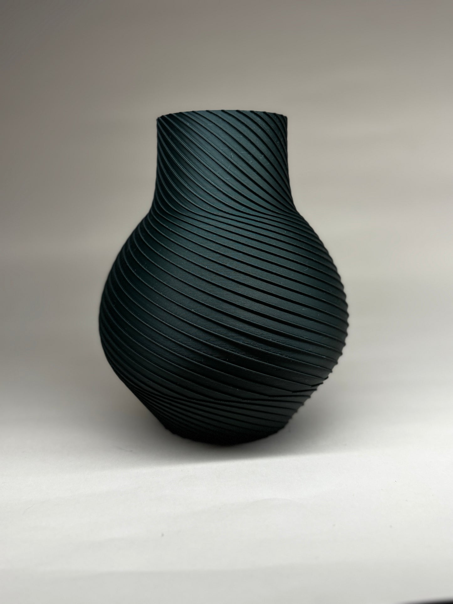 Vază Spiral Noir – Eleganță Modernă