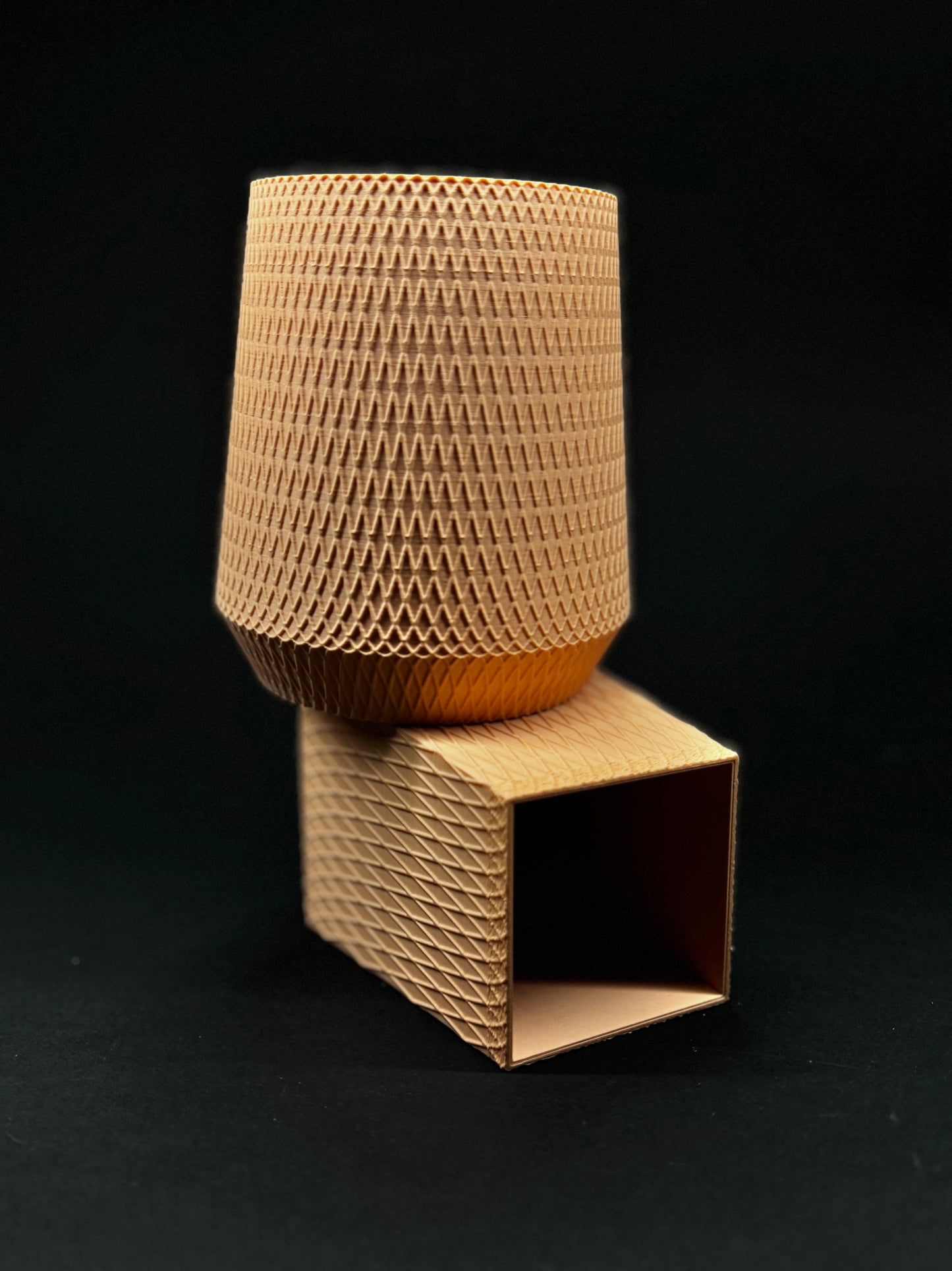 Vază cu nisip de deșert – Eleganță geometrică 3D