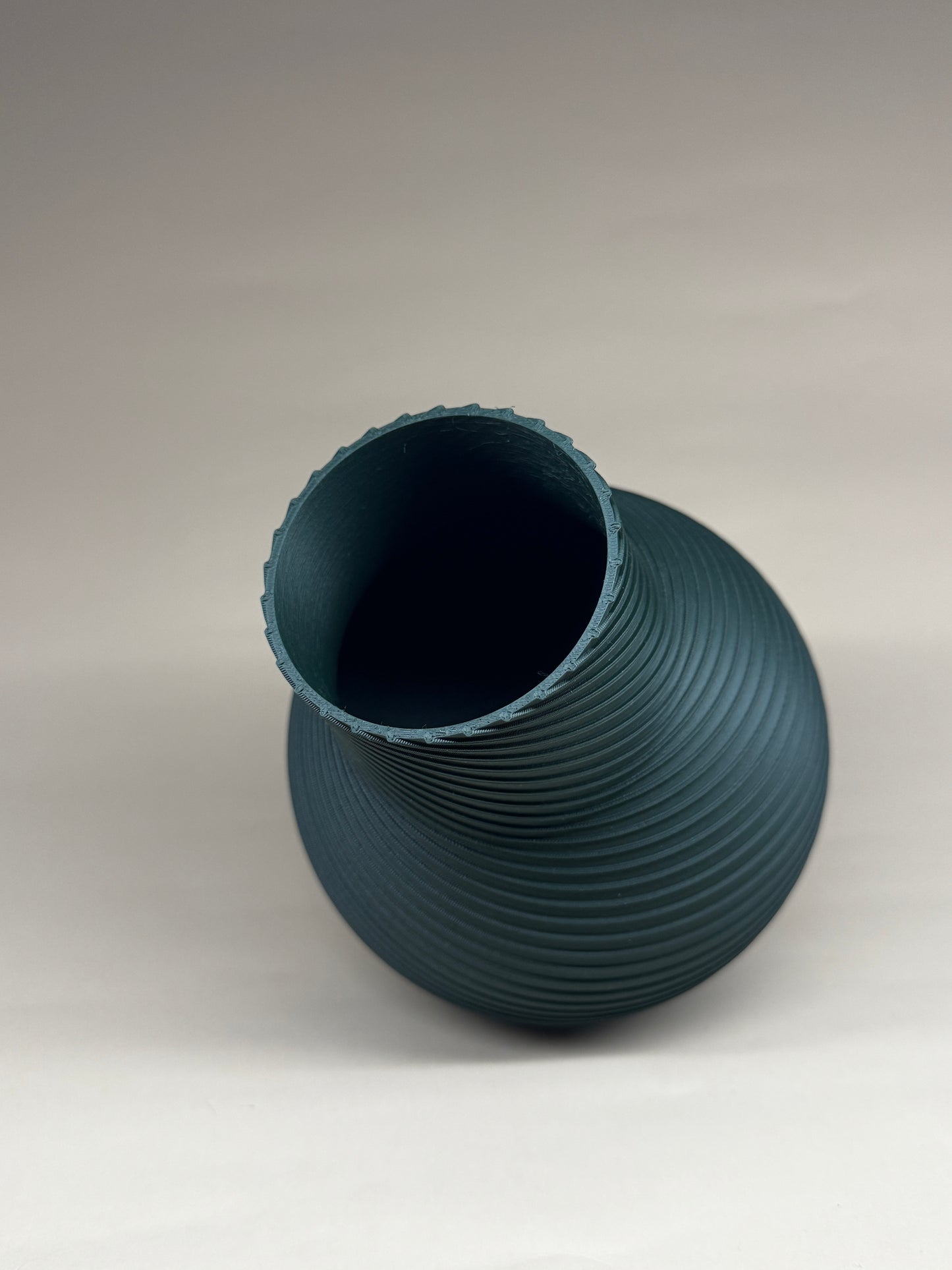 Vază Spiral Noir – Eleganță Modernă