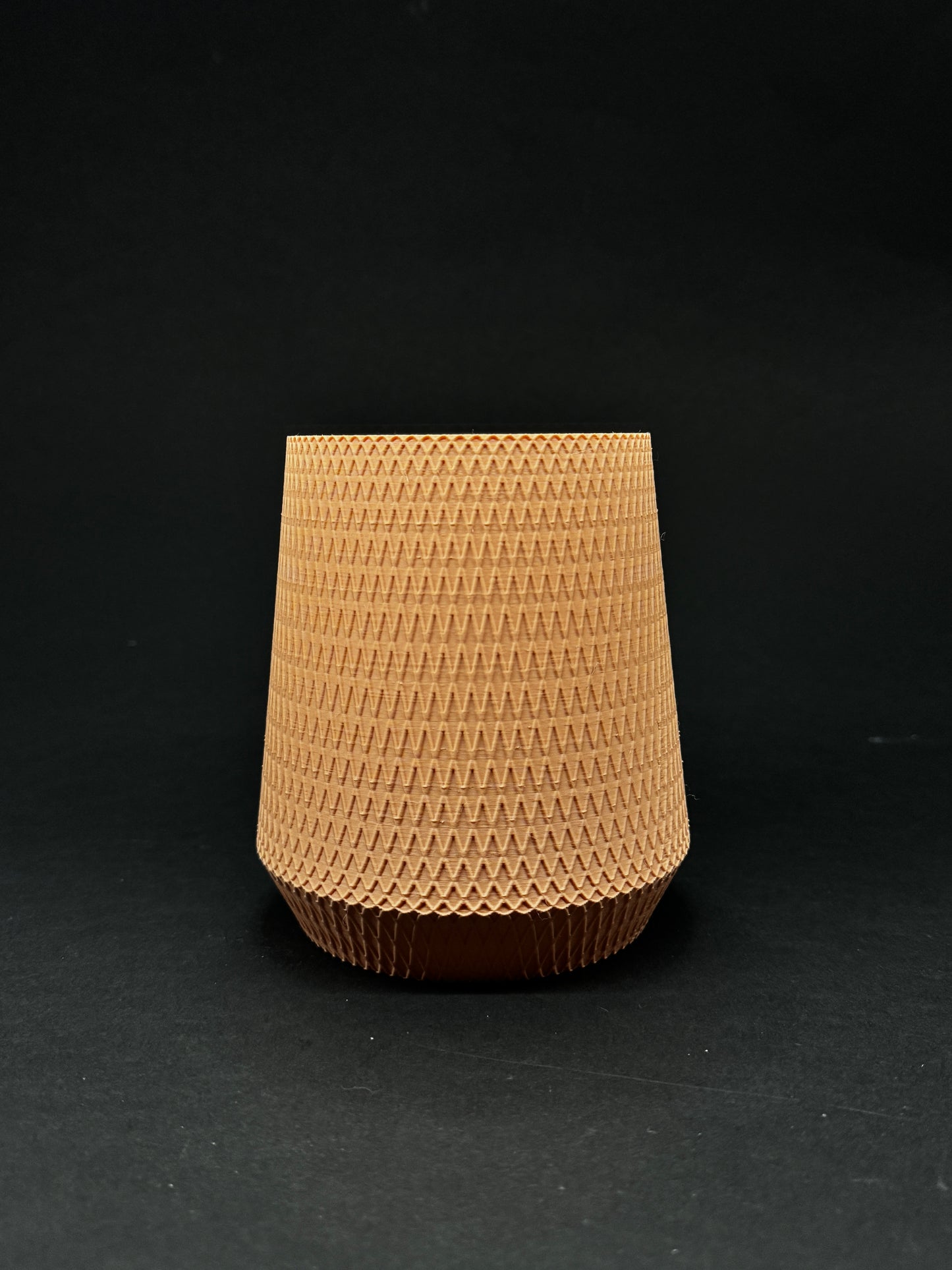 Vază cu nisip de deșert – Eleganță geometrică 3D